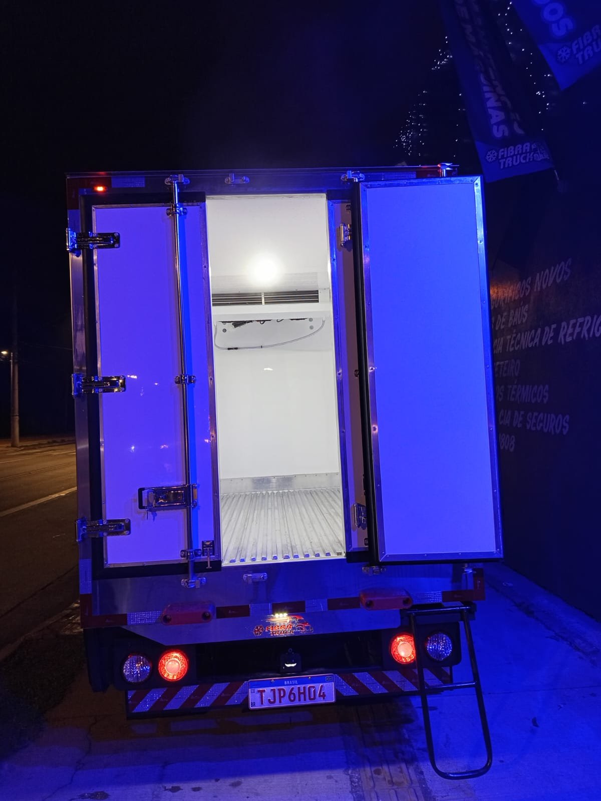 Baú refrigerado Kia Bongo com portas abertas