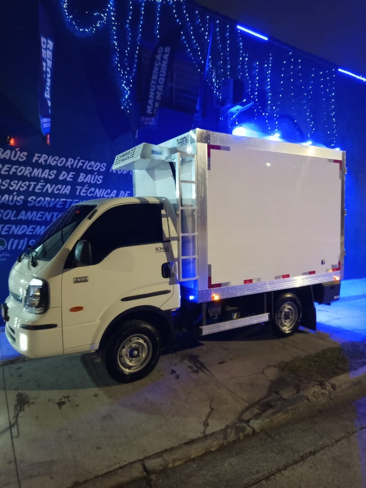 Kia Bongo com baú refrigerado Fibratruck