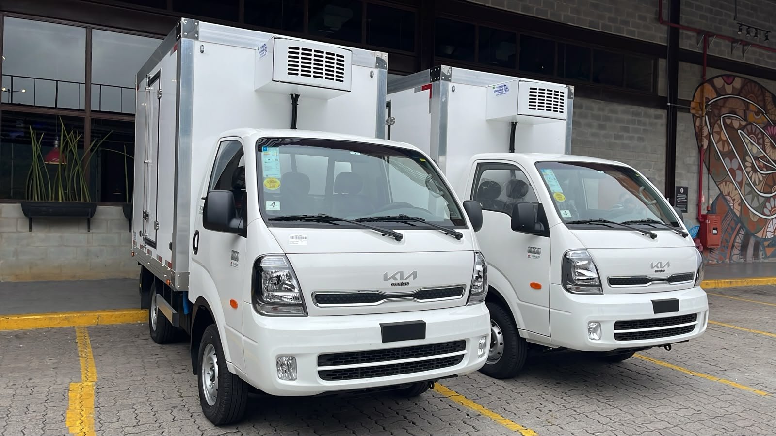 Kia Bongo com baú refrigerado Fibratruck