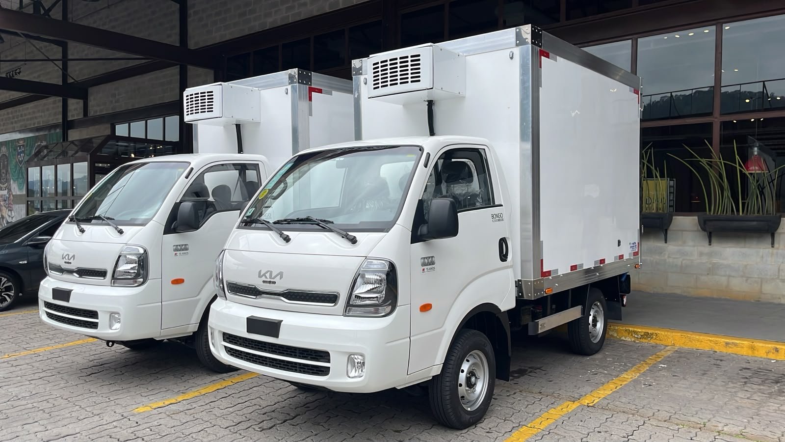 Kia Bongo com baú refrigerado Fibratruck