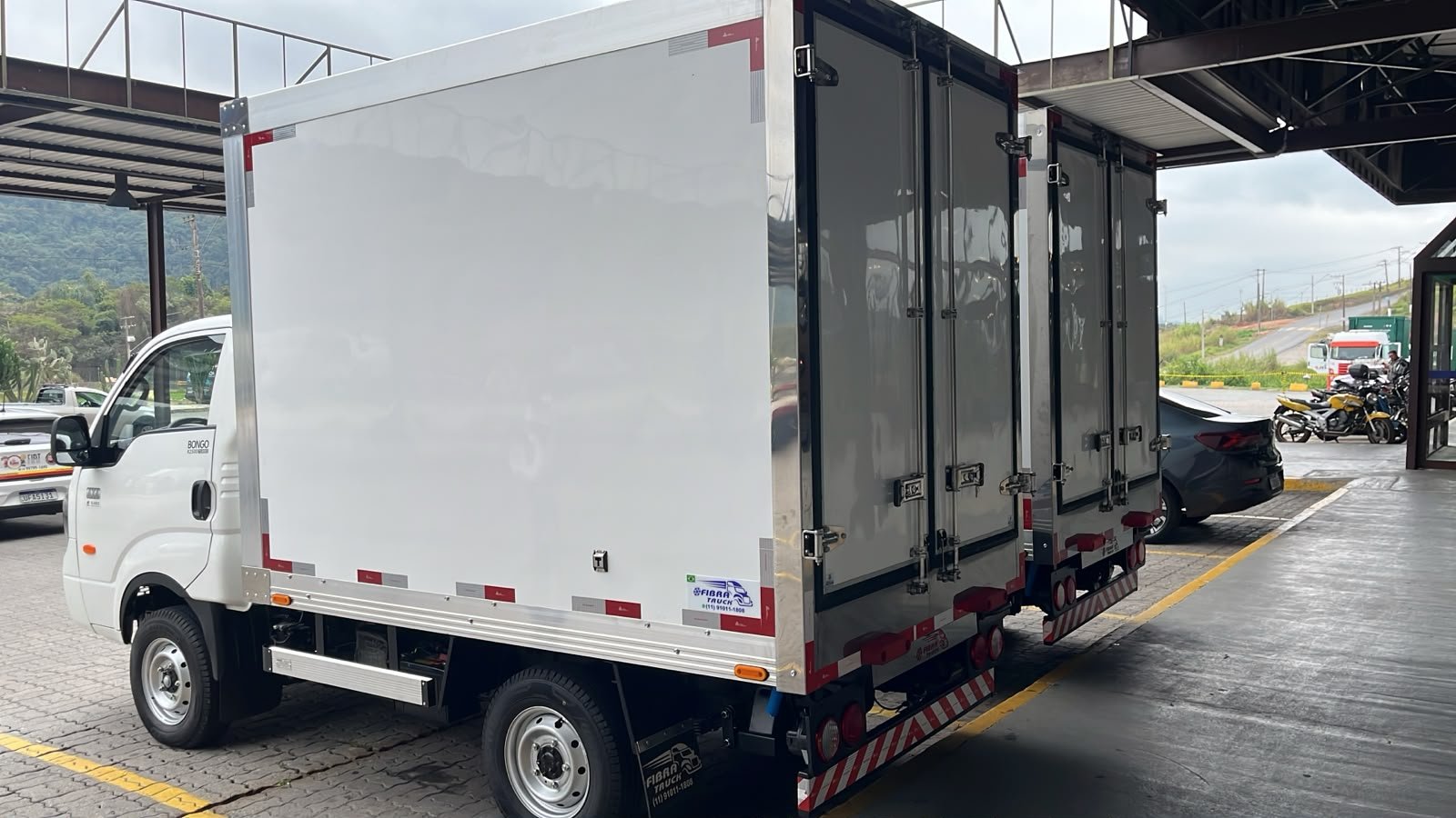Vista traseira de baús instalados em Kia Bongo